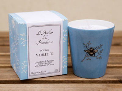 Bougie parfumée à la violette, de l'Atelier de la Porcelaine